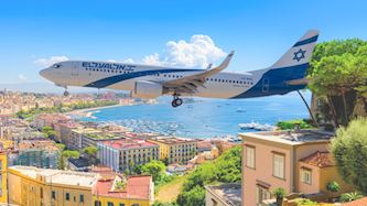 מטוס אל על. ברקע העיר נאפולי, צילום: Shutterstock, יוסי אלוני, פלאש 90